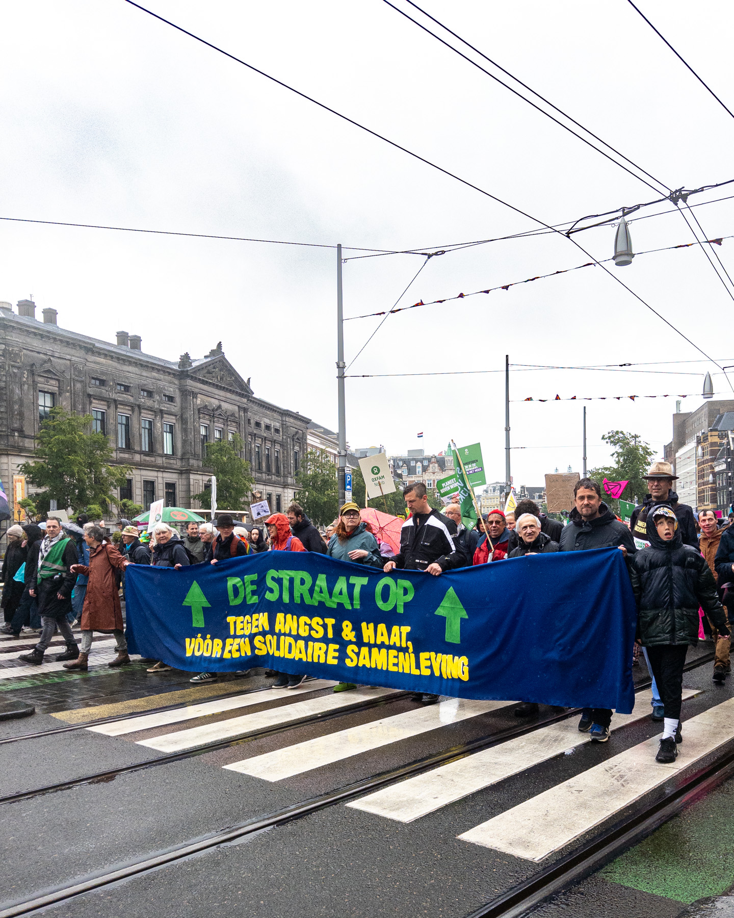De straat op